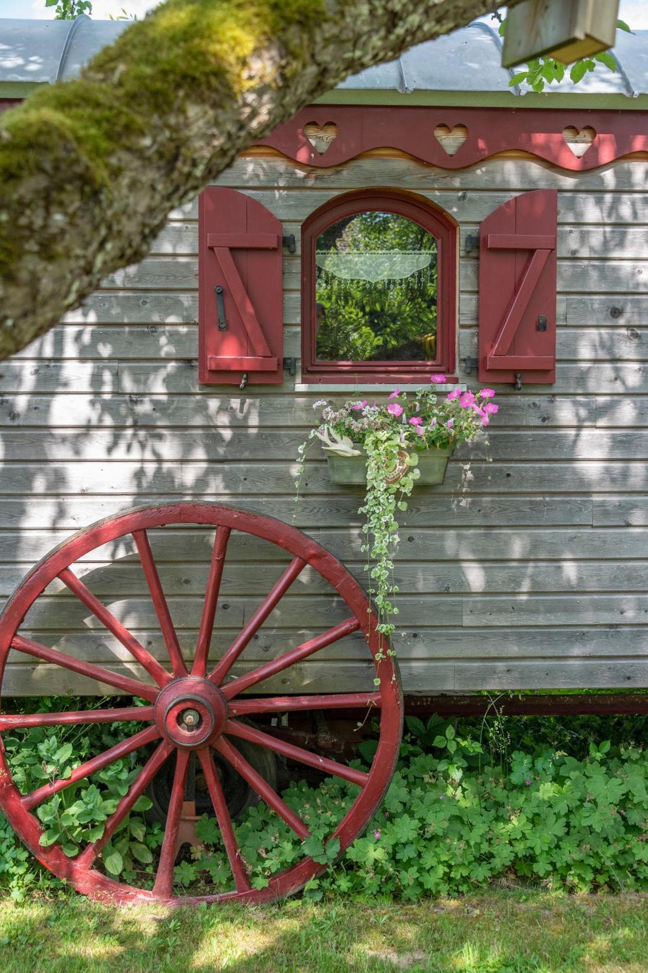 Saint-Michel-sur-Meurthe Roulotte Le Temps De Rever Bed & Breakfast エクステリア 写真